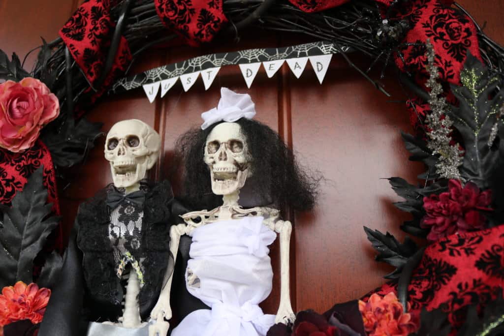 How to make a skeleton wreath for Halloween: this bride and groom skeleton couple makes for a perfectly macabre and funny October wedding gift! Head to the blog for a full tutorial.