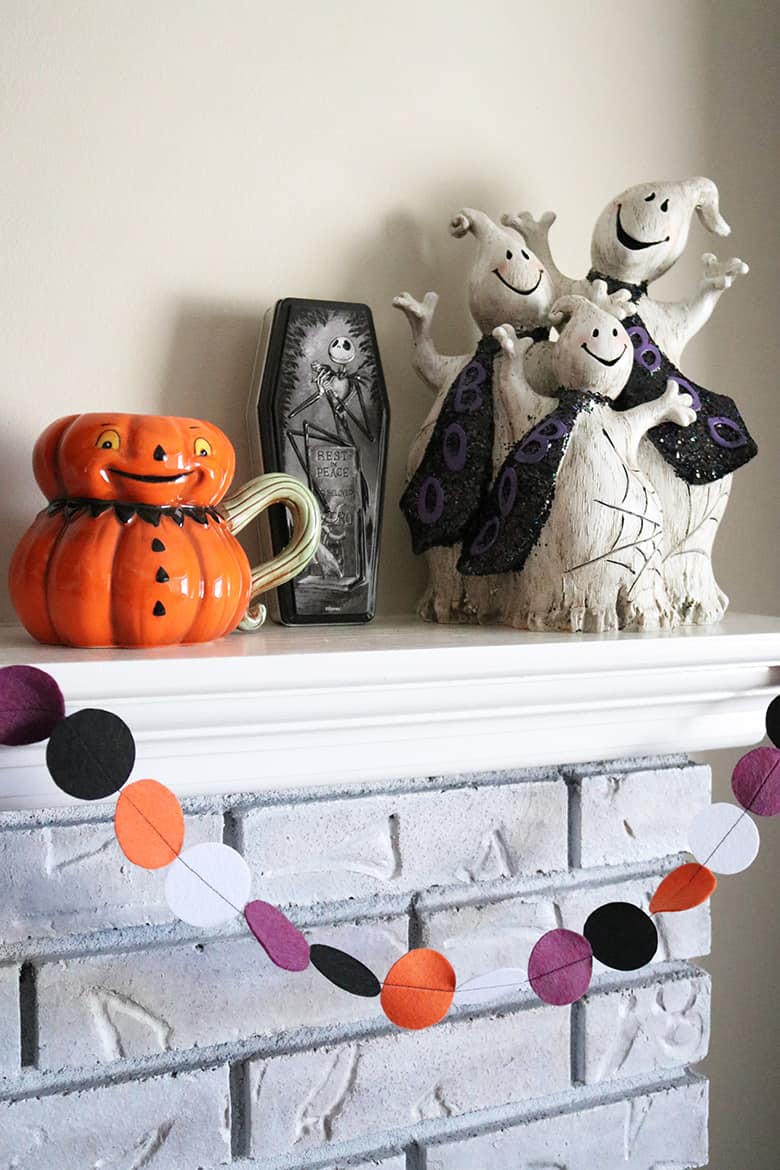 Make an easy felt circle garland for any holiday or event! I use mine as simple mantel decor, but it would be great for DIY party decor, draped across a table runner to accent a centerpiece, or hung from a banister for the holidays. Super easy and cheap beginner sewing project you can make in under an hour!