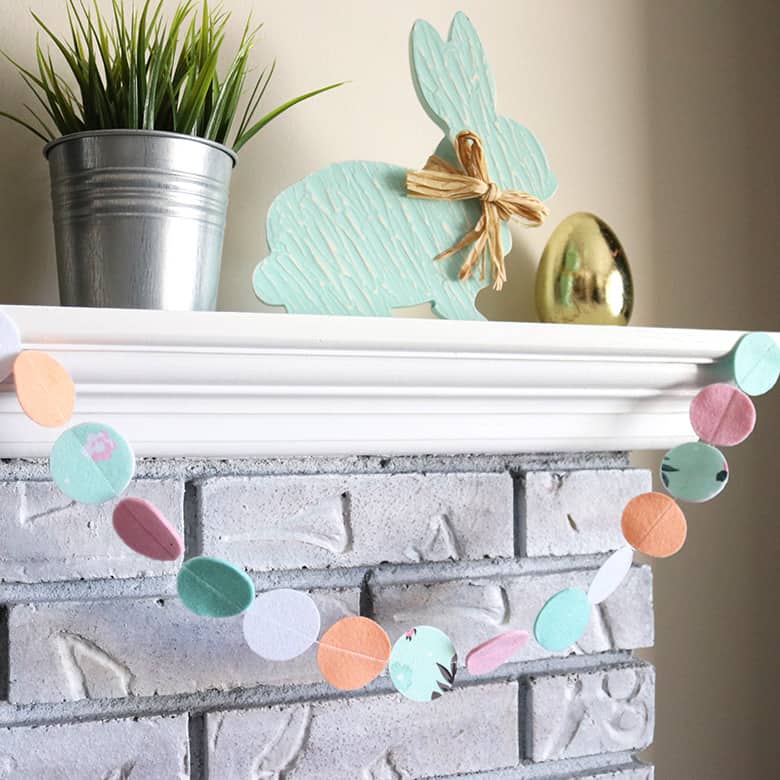 Make an easy felt circle garland for any holiday or event! I use mine as simple mantel decor, but it would be great for DIY party decor, draped across a table runner to accent a centerpiece, or hung from a banister for the holidays. Super easy and cheap beginner sewing project you can make in under an hour!