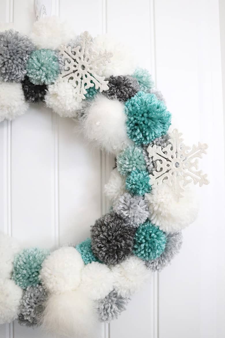 DIY winter pom pom wreath