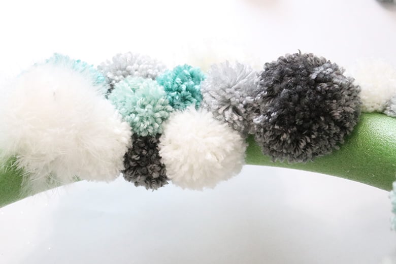 DIY winter pom pom wreath