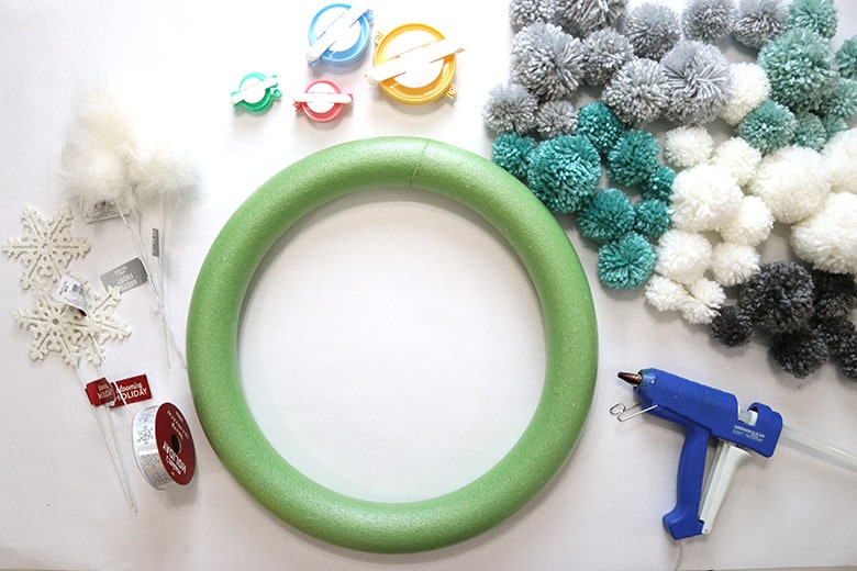 DIY winter pom pom wreath