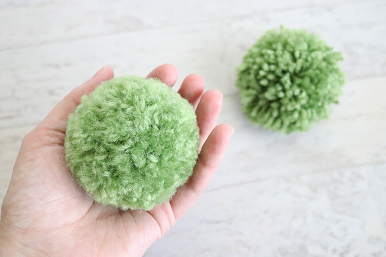 easy fluffy pom poms with any kind of yarn