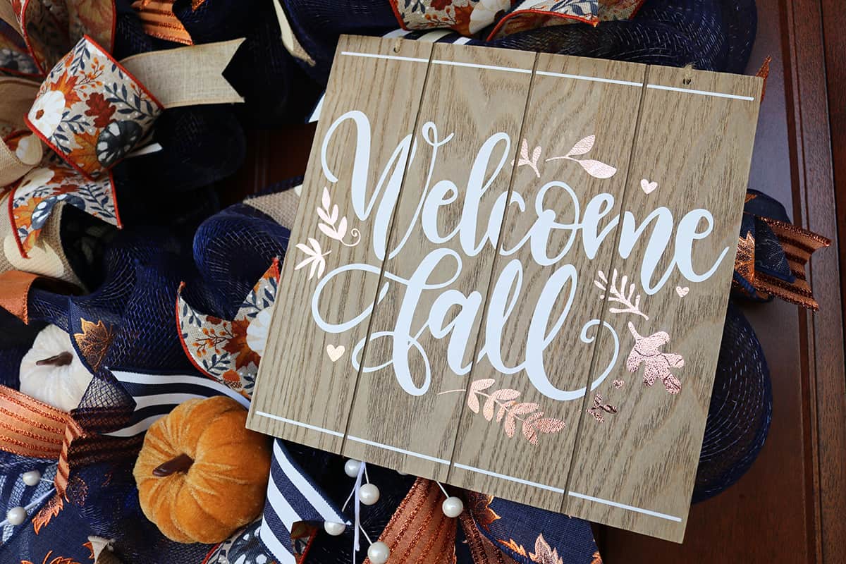 how to make wreath signs with Cricut