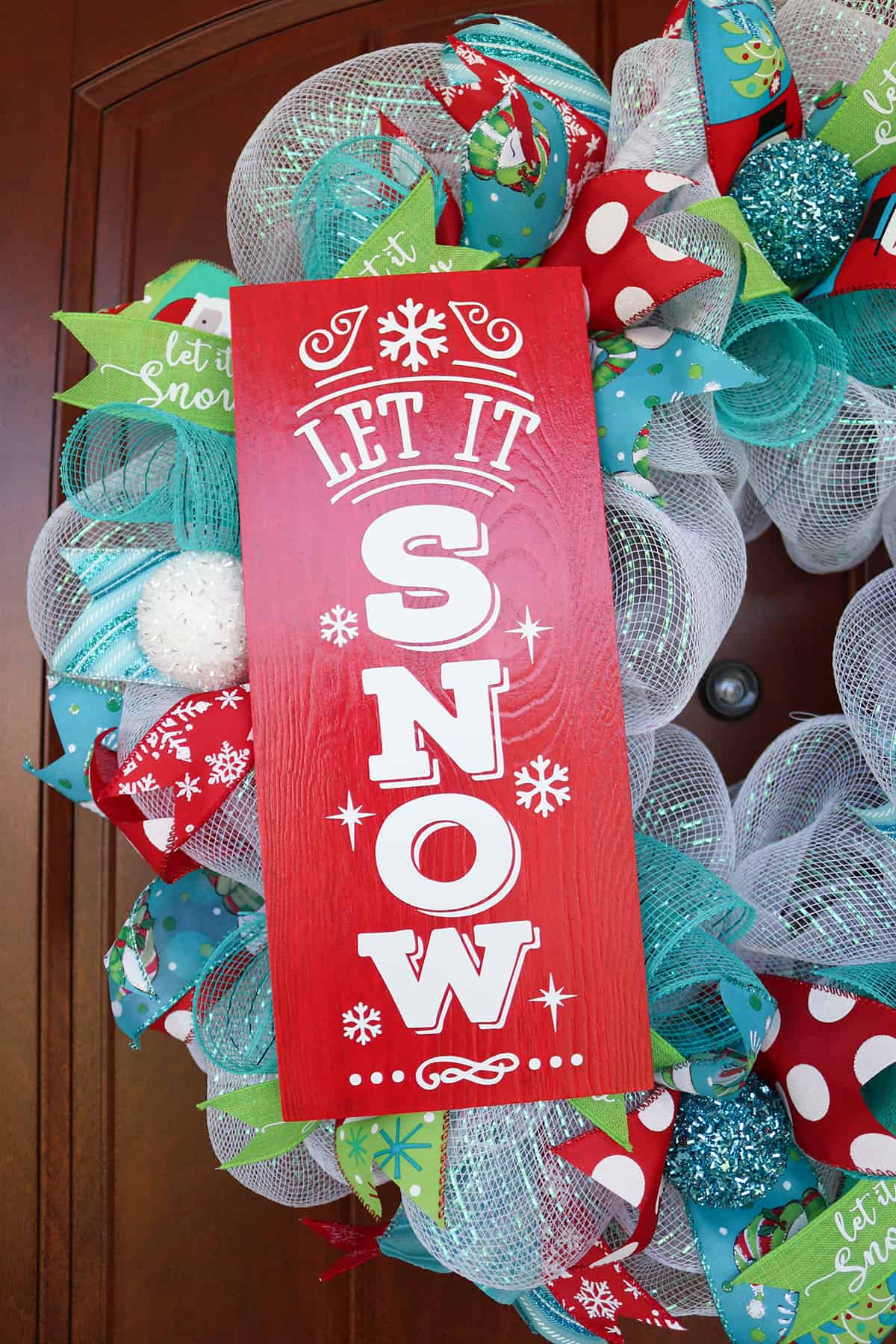 how to make wreath signs with Cricut