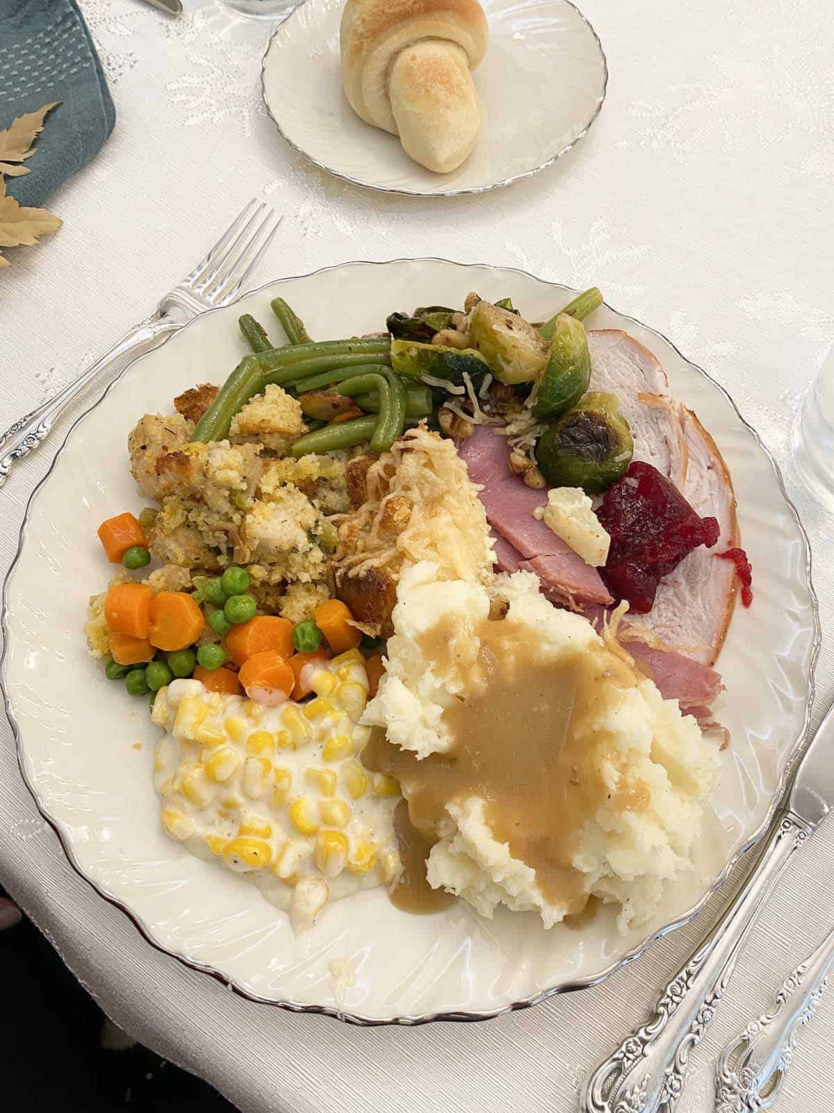 plate of Thanksgiving foods